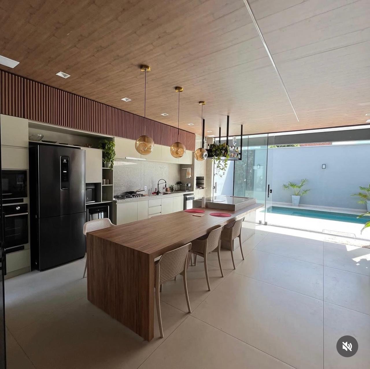 Casa Moderna Automatizada com Piscina no Residencial Blue Garden
